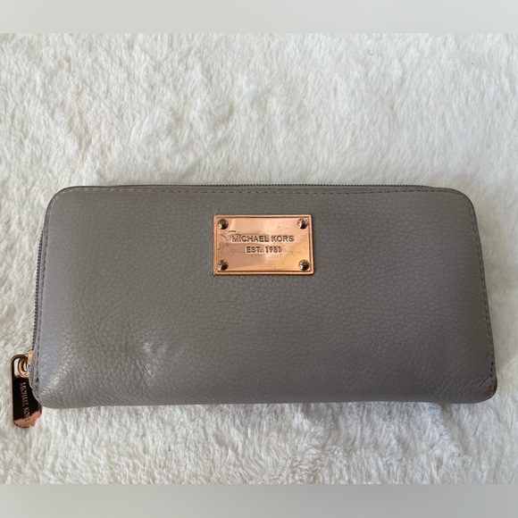 Michael Kors zip around Wallet GUC - Picture 8 of 8
